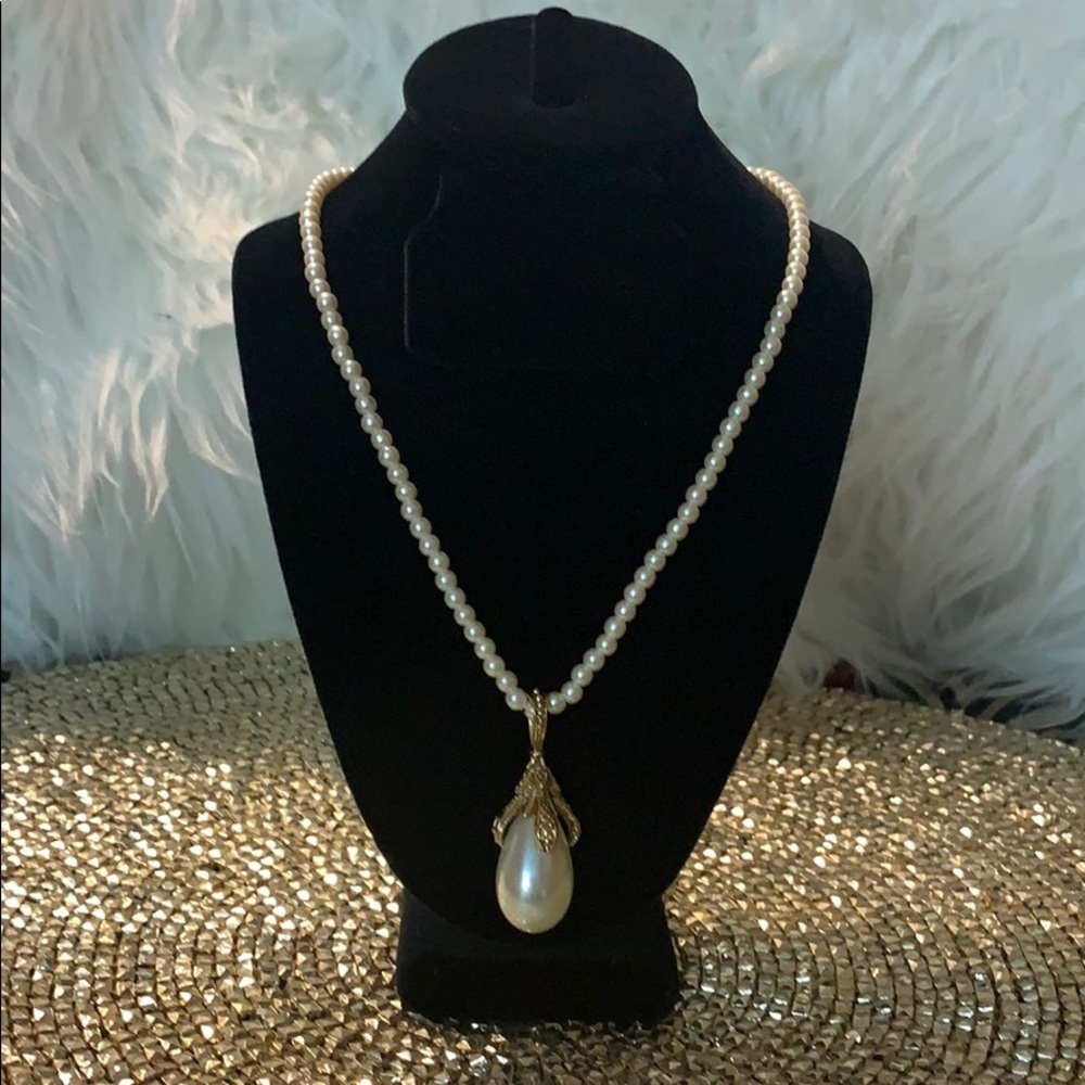 Avon Pearl bead necklace & gold and pearl pendant